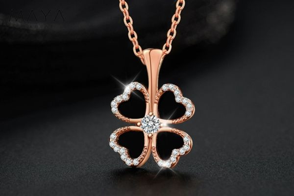 Mặt dây chuyền kim cương cỏ bốn lá là gì?