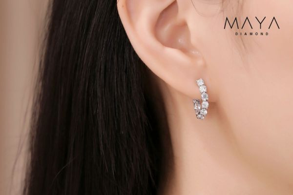 Bông tai dạng dài giúp gương mặt trông thon gọn hơn