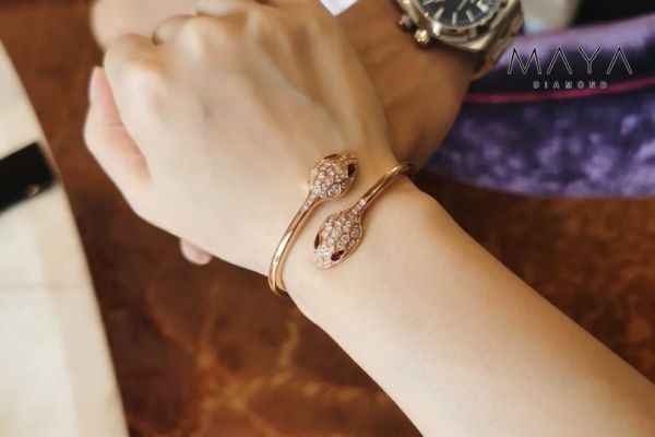 Vòng tay rắn sang trọng