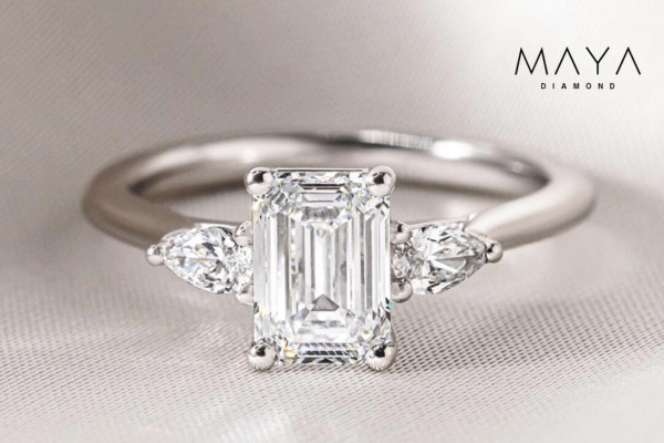 Nhẫn Three-stone đối xứng hài hòa cho Thiên Bình