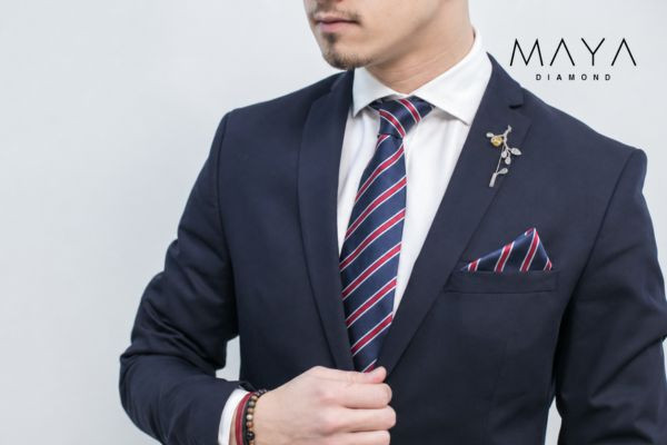 Phối đồ với ghim cài áo kim cương nuôi cấy