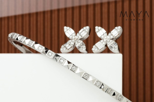Khuyên tai kim cương 4 lá ẩn chứa thông điệp ý nghĩa
