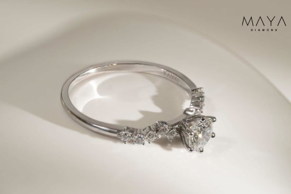 Mua nhẫn cầu hôn kim cương uy tín tại Maya Diamond