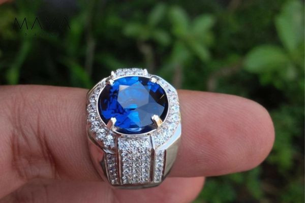 Kim cương nhân tạo có màu đắt không?