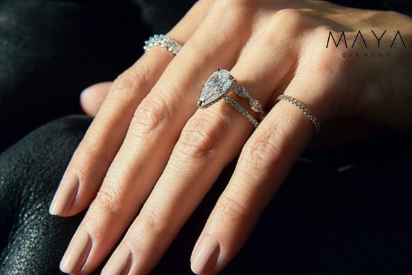 Nhẫn đính hôn kim cương moissanite