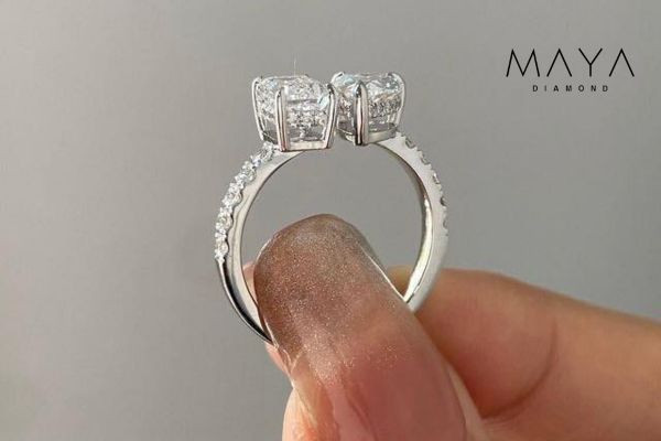 Kim cương nhân tạo moissanite được sản xuất như thế nào?