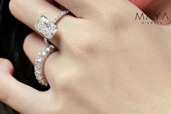 Nhẫn đính kim cương nhân tạo moissanite