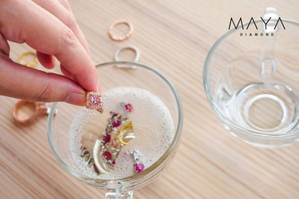 Ngâm trang sức trong nước ấm