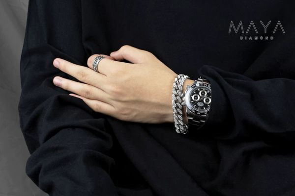 Phối lắc tay với đồng hồ và nhẫn kim cương