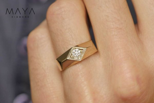 Vệ sinh nhẫn thường xuyên để giữ được độ sáng bóng