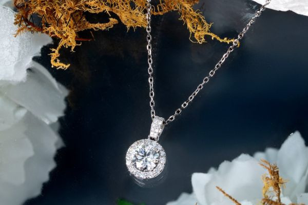 Vàng trắng hiện đại và phổ biến