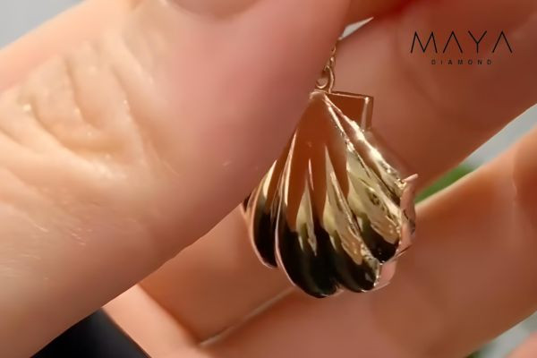 Lau nhẹ bề mặt để loại bỏ mồ hôi và bụi bẩn