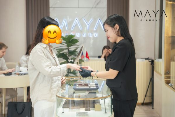 Nghe tư vấn kỹ lưỡng từ chuyên viên