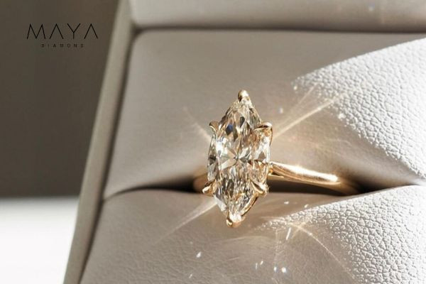 Cận cảnh mẫu nhẫn cầu hôn Fluer kim cương nhân tạo tại May Diamond