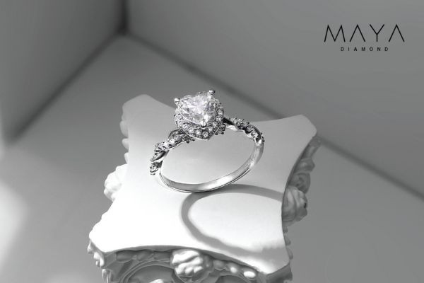 Nhẫn cầu hôn Heart Cut Diamond đai xoắn