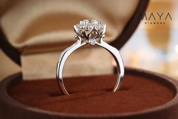 Nhẫn cầu hôn kim cương