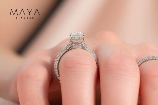 Nhẫn cầu hôn kim cương nhân tạo Emerald Elegance tối giản