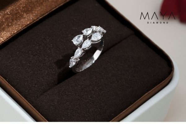 Những yếu tố ảnh hưởng đến giá nhẫn cầu hôn kim cương nhân tạo