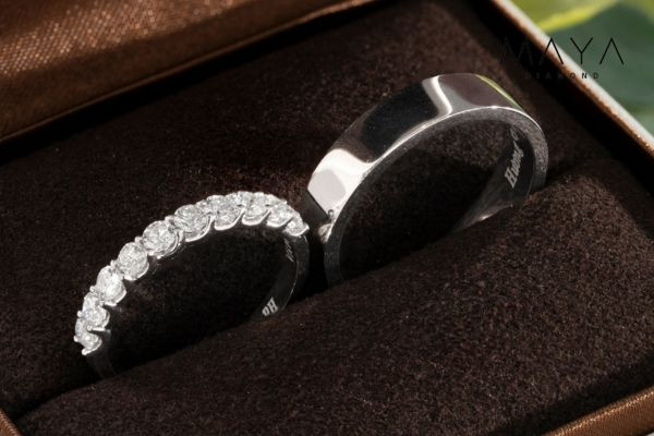 Nhẫn cưới khắc tên theo yêu cầu