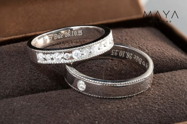 Nhẫn cưới khắc tên và ngày cưới