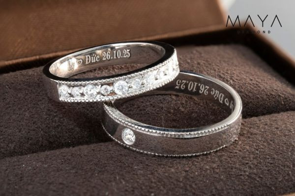 Bạn có thể khắc tên, ngày cưới hoặc ký hiệu riêng