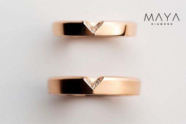 Mẫu nhẫn cưới hoạ tiết V sắc sảo