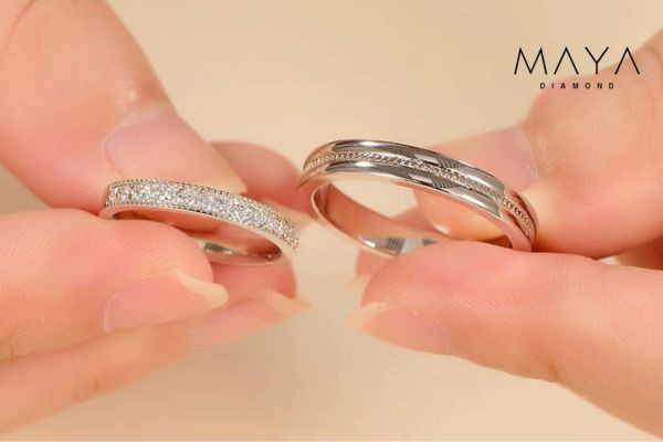 Mẫu nhẫn cưới vàng trắng đính tấm