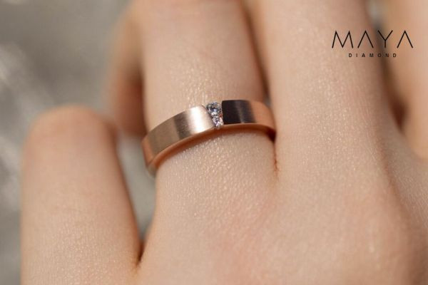 Mẫu nhẫn trơn đính một viên kim cương tấm nhỏ