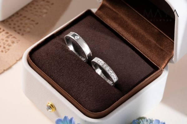 Vàng trắng hiện đại và trẻ trung