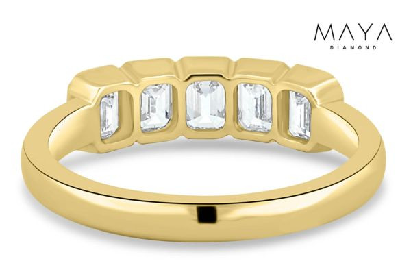 5 viên Emerald tạo điểm nhấn mạnh mẽ