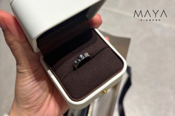 Cất nhẫn trong hộp riêng hoặc túi mềm