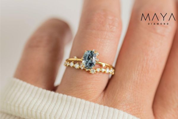 Nhẫn đính hôn đá moissanite phong cách hiện đại