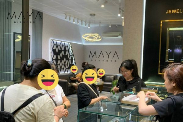 Nên mua nhẫn kim cương nhân tạo kiểu pavé ở đâu? 