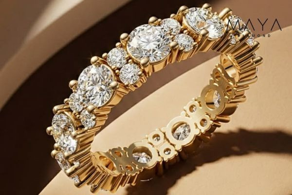 Nhẫn đính nhiều viên kim cương nhỏ theo đường cong