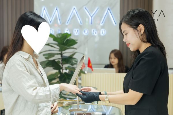 Tư vấn là bước quan trọng khi mua trang sức