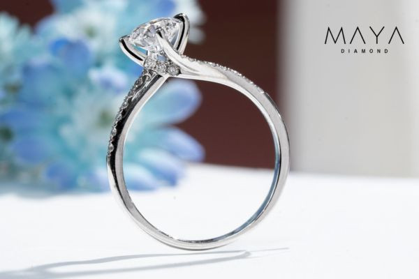 Nhẫn kim cương vàng trắng là gì?