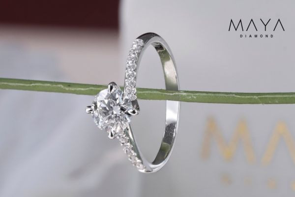 Kim cương trong nhẫn vàng trắng