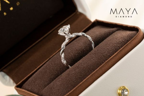 Nhẫn nữ đính kim cương vàng trắng hiện đại