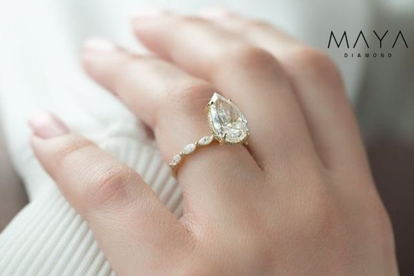 Phân biệt đá moissanite và kim cương qua màu sắc