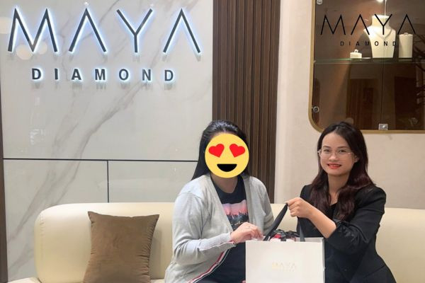 Khách hàng mua kim cương nhân tạo tại Maya Diamond