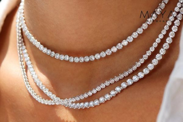 Thiết kế vòng cổ đính kim cương ôm sát 