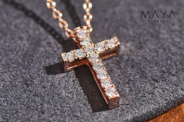 Vòng cổ kim cương hình thánh giá