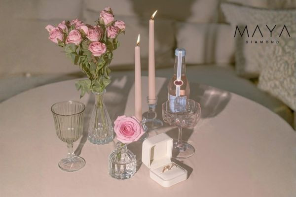 Màn cầu hôn bất ngờ dưới ánh nến