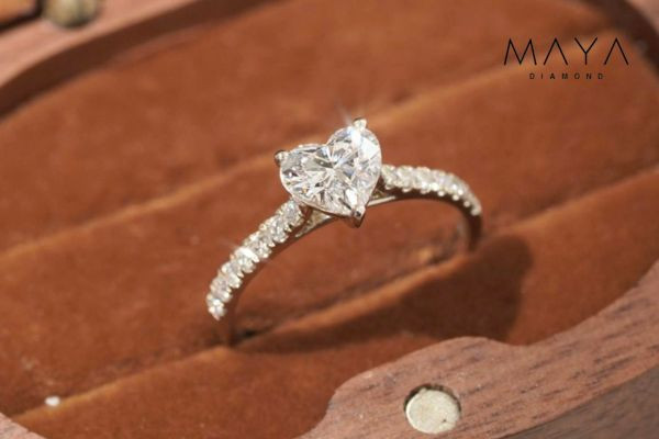 Mẫu nhẫn Heart-cut biểu tượng của tình yêu